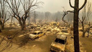 Dve mestá takmer úplne vyhoreli. Kalifornia bojuje s požiarmi, hlásia aj nezvestných