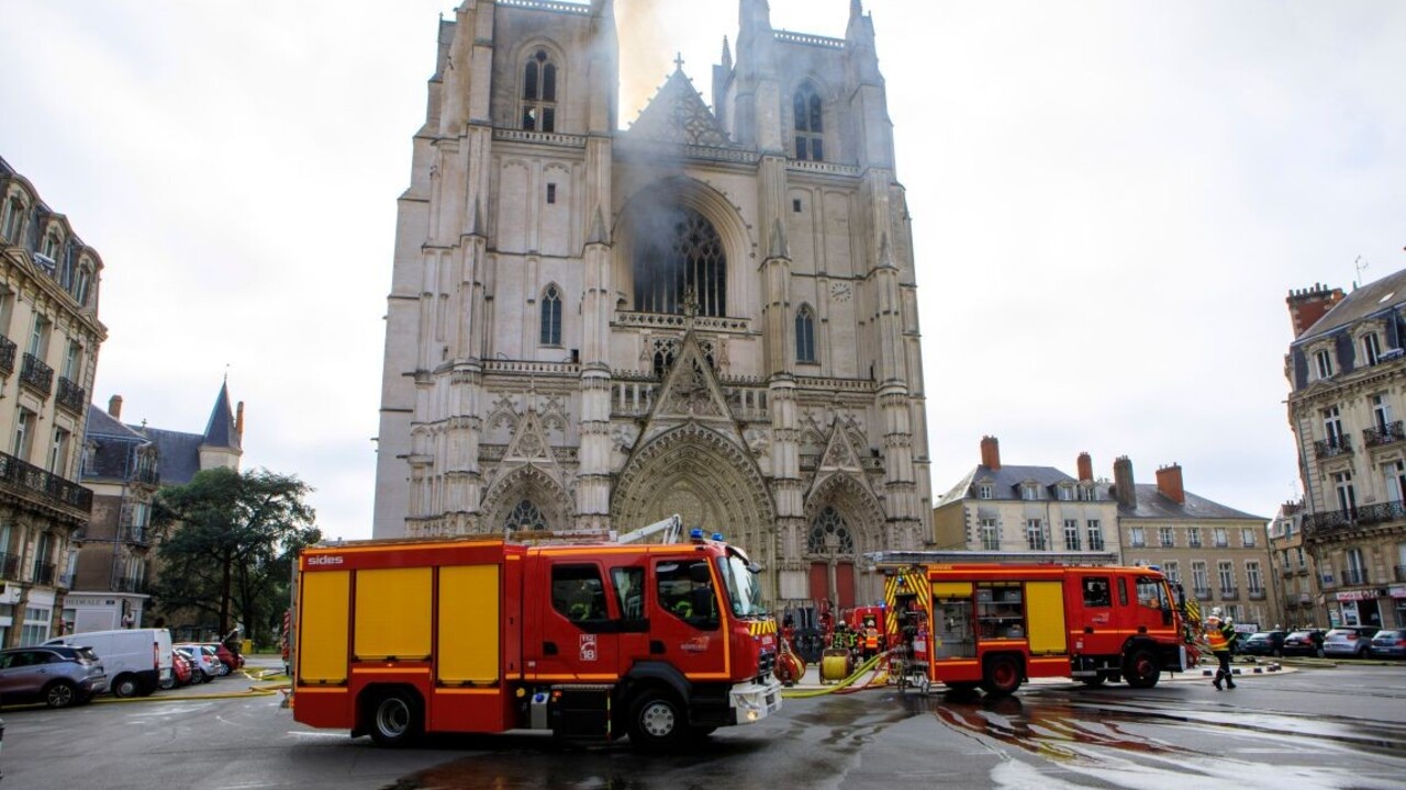 Údajný podpaľač katedrály v Nantes zavraždil kňaza