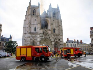 Údajný podpaľač katedrály v Nantes zavraždil kňaza