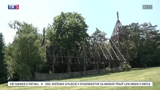 Žiadne múry ani strecha. Kostol v obci Debraď je dokonalo spojený s prírodou