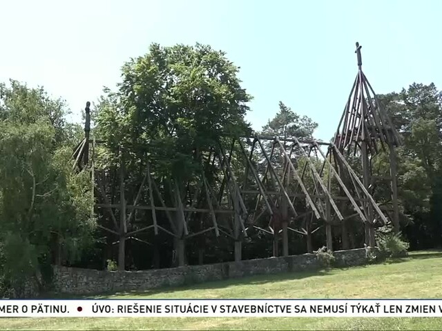 Žiadne múry ani strecha. Kostol v obci Debraď je dokonalo spojený s prírodou