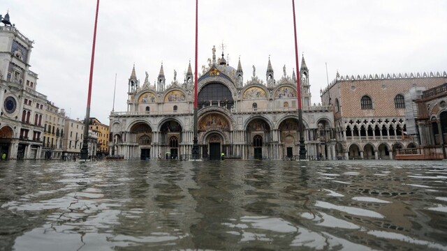 Benátky nečakane zasiahla vysoká voda, ľuďom na námestiach siahala až po kolená