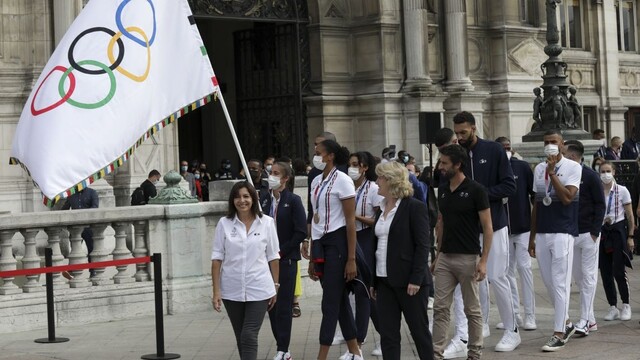Olympijská vlajka je už v Paríži. Hry oficiálne prichádzajú, vyhlásila starostka