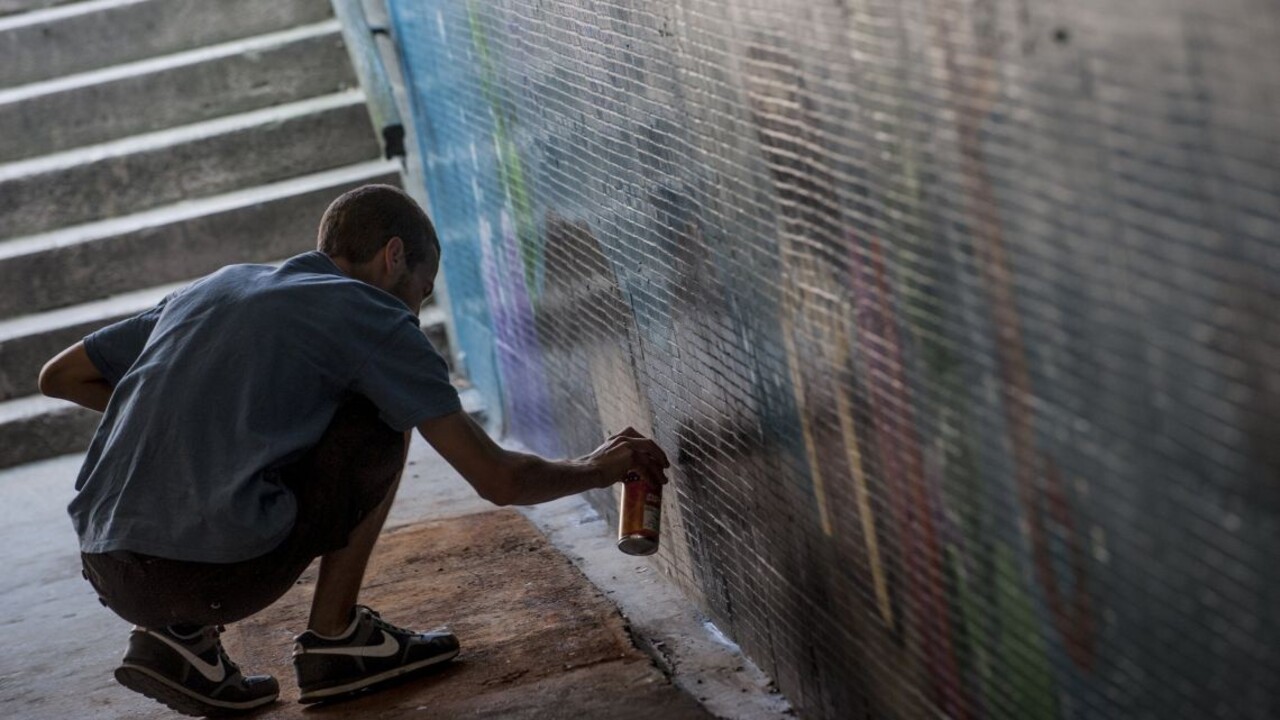 V noci posprejoval niekoľko budov v centre, Bratislavčanovi hrozí rok väzenia