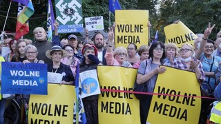 Poliaci v uliciach bránili médiá. V krajine hrozí, že schvália sporný zákon