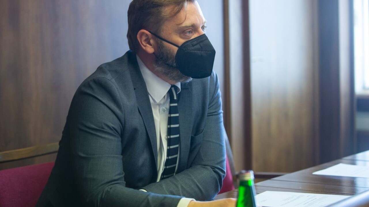 Obvinenia Santusovej sú závažné, treba ich overiť. Krúpa nevylúčil zvolanie výboru