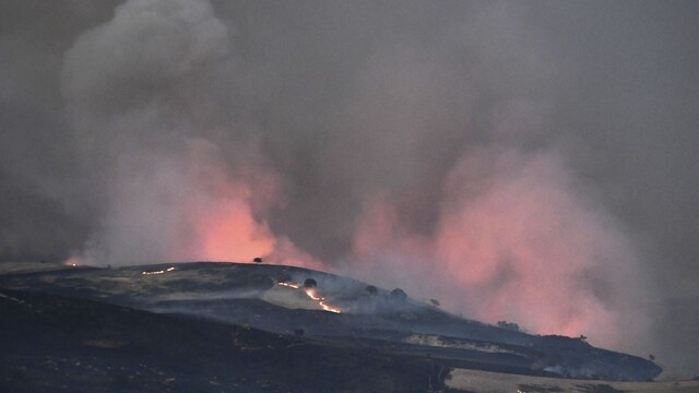 Ničivé požiare na juhu Talianska neutíchajú. O život prišli traja ľudia