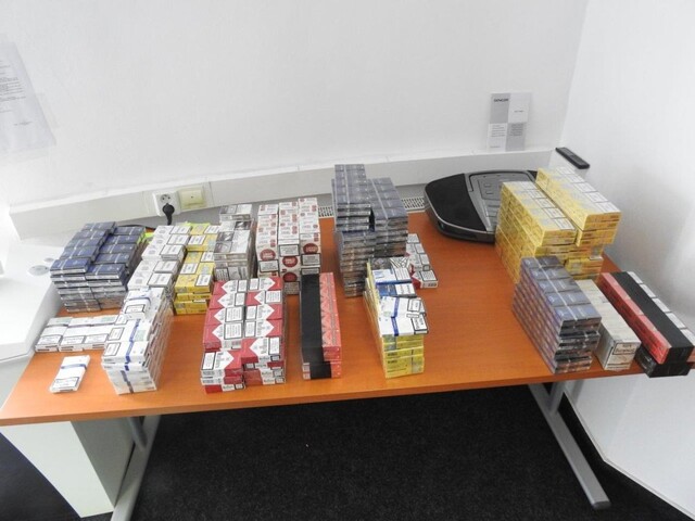 Pri domových prehliadkach našli tisícky nelegálnych cigariet. Páchatelia si trest odpracujú