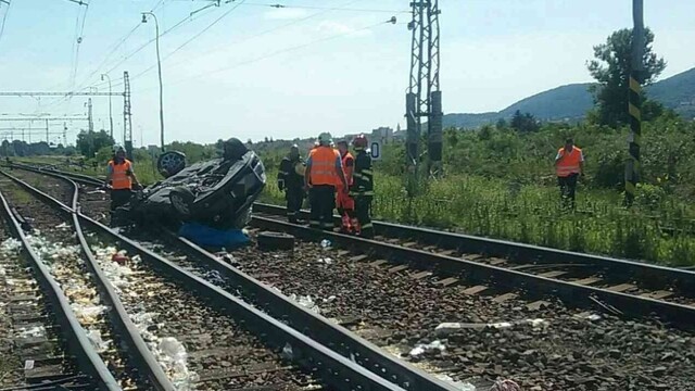 Pri Trebišove došlo k tragickej zrážke vlaku a auta, o život prišli dve osoby