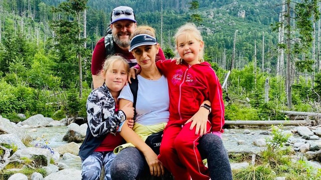 Moderátorka Lucia Farkasová na dovolenke s rodinou v Tatrách.