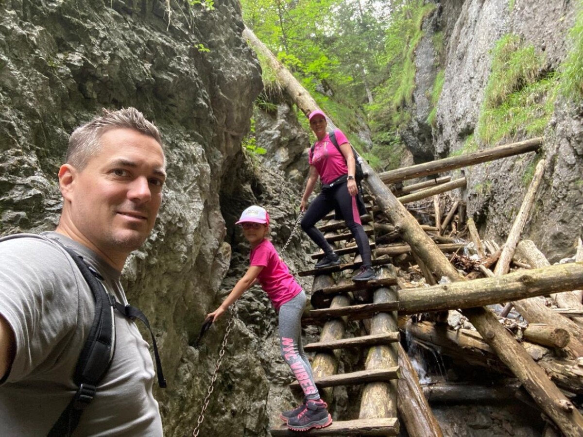 Michal Máľus s rodinou v Slovenskom raji.