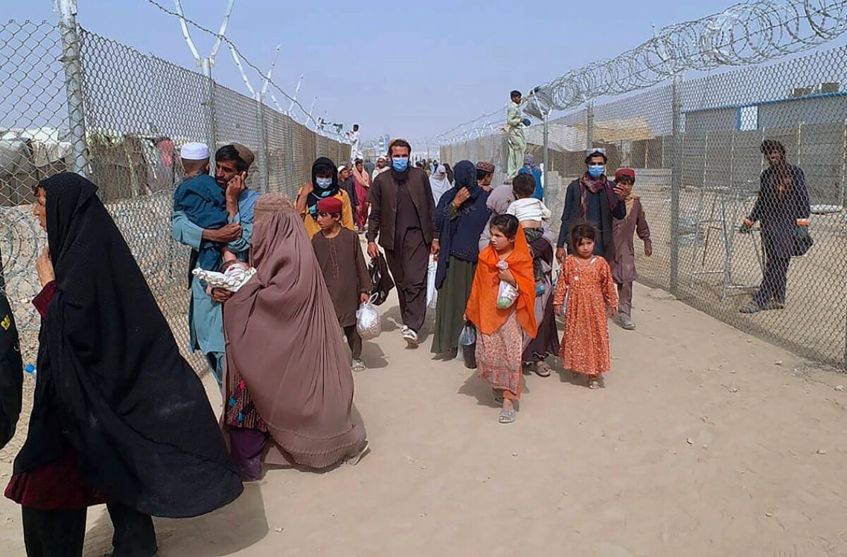 Ľudia utekajú z Afganistanu po tom, ako sa Talibanu podarilo získať väčšinu územia.