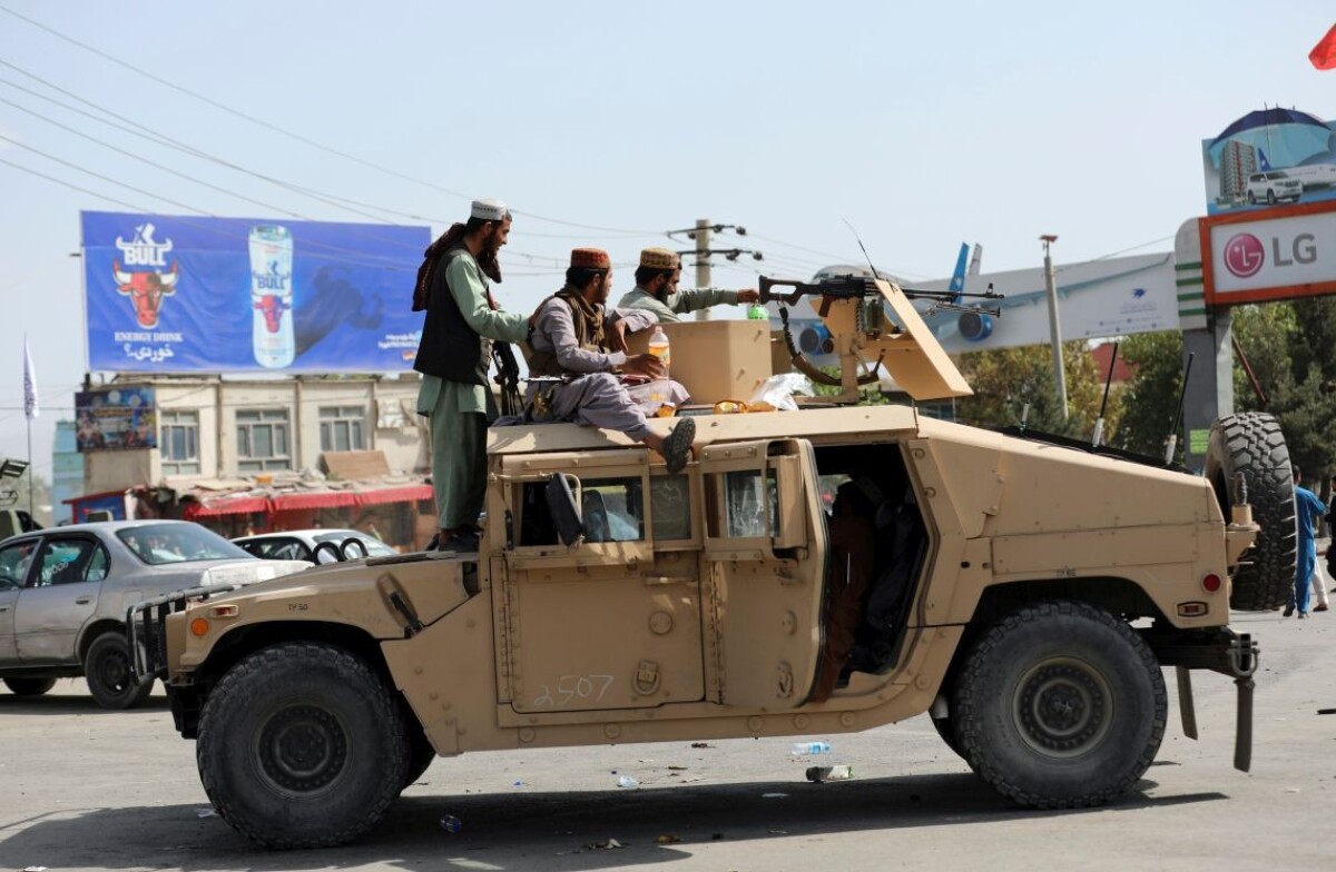 Bojovníci islamistického hnutia Taliban hliadkujú pred Medzinárodným letiskom Hámida Karzaja.