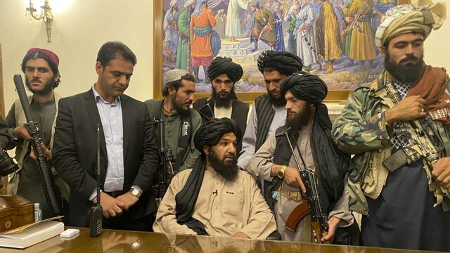 Bojovníci islamistického hnutia Taliban obsadili prezidentský palác po odchode afganského prezidenta Ašrafa Ghaního z krajiny.