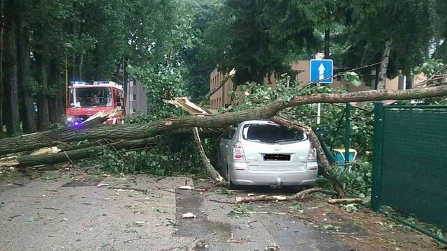 Na strednom Slovensku odstraňujú poruchy v dôsledku búrok. Popadané stromy sú aj na Orave