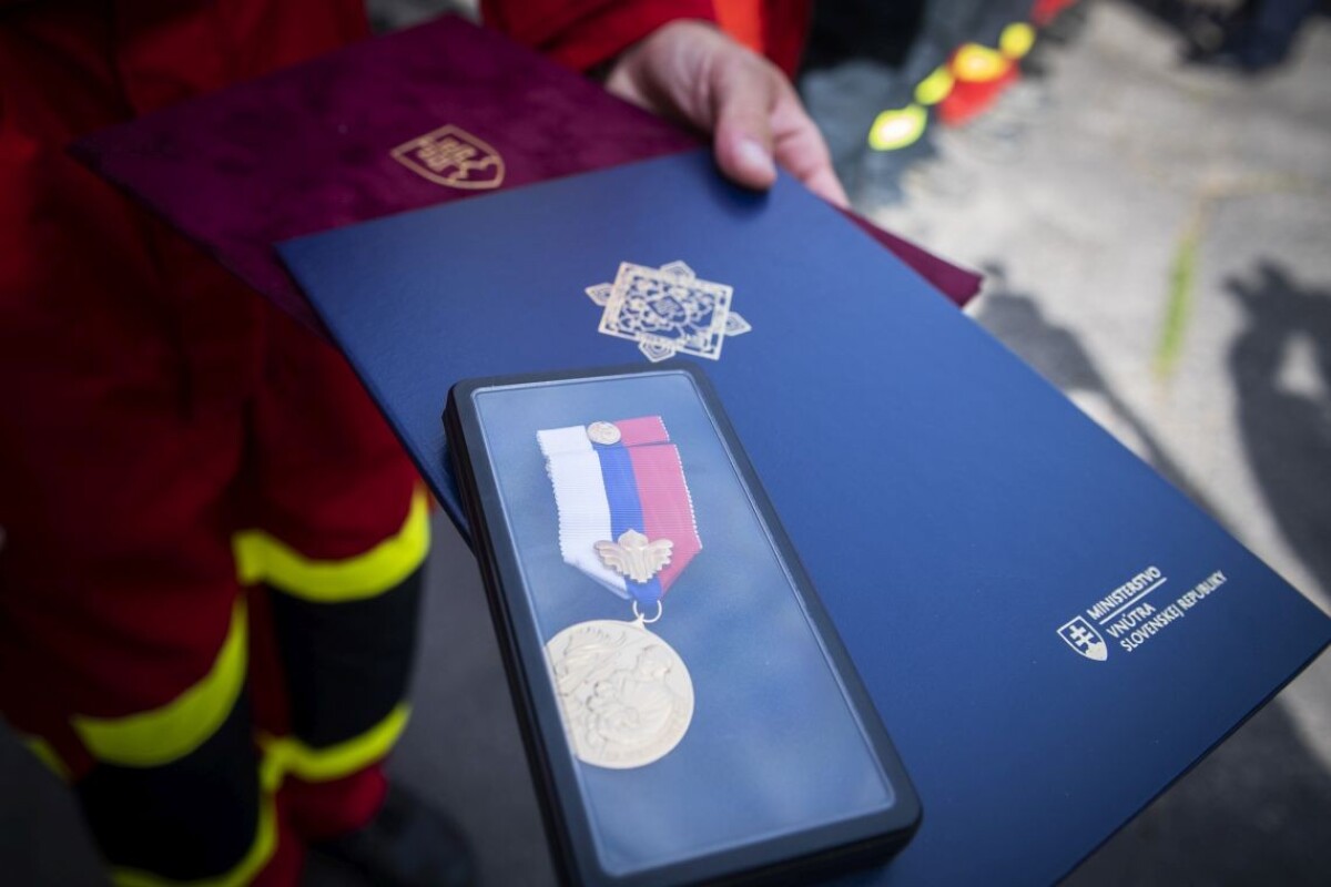 Ocenenie pre členov hasičského a záchranného zboru.