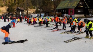 Deti zo sociálne slabších rodín dostali šancu naučiť sa lyžovať. Na výcvik sa prihlásilo 130 škôlkarov