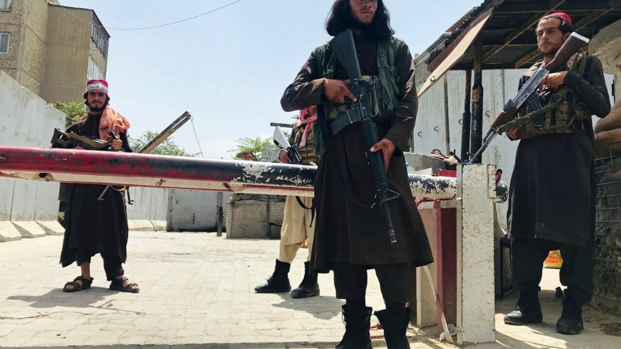 Odvážili sa zvesiť vlajku Talibanu. Výstrely na seba nenechali dlho čakať