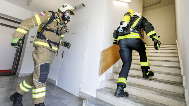 Musia zdolať 20. podlažie výškovej budovy. Hasiči súťažia v behu po schodoch