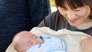 Nemôžu navštíviť novorodeniatko. Japonskí rodičia posielajú príbuzným ryžové balíky s podobizňou dieťaťa