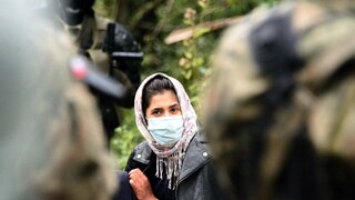 Migranti z Afganistanu uviazli na hranici. Pomôžte im, vyzýva poľská opozícia