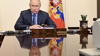 Putin narýchlo zrušil zahraničnú cestu, desiatky ľudí z jeho okolia sa nakazili