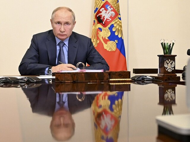 Putin je naďalej v izolácii. Vo voľbách hlasoval po prvýkrát elektronicky