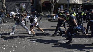 V Austrálii protestovali proti opatreniam, policajti zatkli vyše 250 ľudí