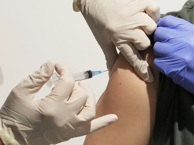 V Česku už začali s očkovaním treťou dávkou, stále však čakajú na finálne rozhodnutie