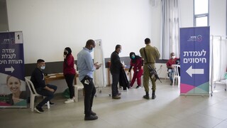 Izrael ponúkne študentom možnosť zaočkovať sa proti koronavírusu priamo v škole