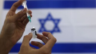 Izrael začal očkovať štvrtou dávkou vakcíny, najskôr ju dostanú rizikové skupiny obyvateľov