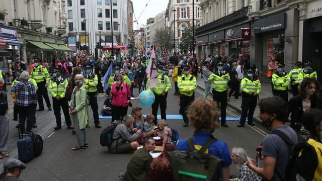 Klimatickí aktivisti protestujú v uliciach. Zablokovali centrum Londýna