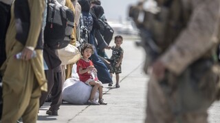 Zúfalá snaha o útek má smutnú dohru. Z Afganistanu evakuovali stovky detí bez rodičov