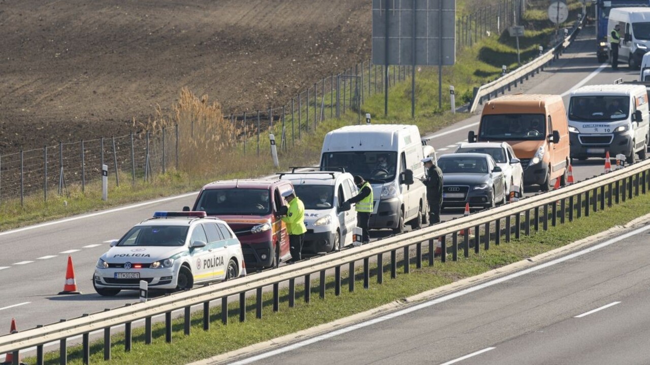Na ceste R1 zhorel kamión s mäsom. Cestu z Nitry na Žarnovicu museli uzavrieť