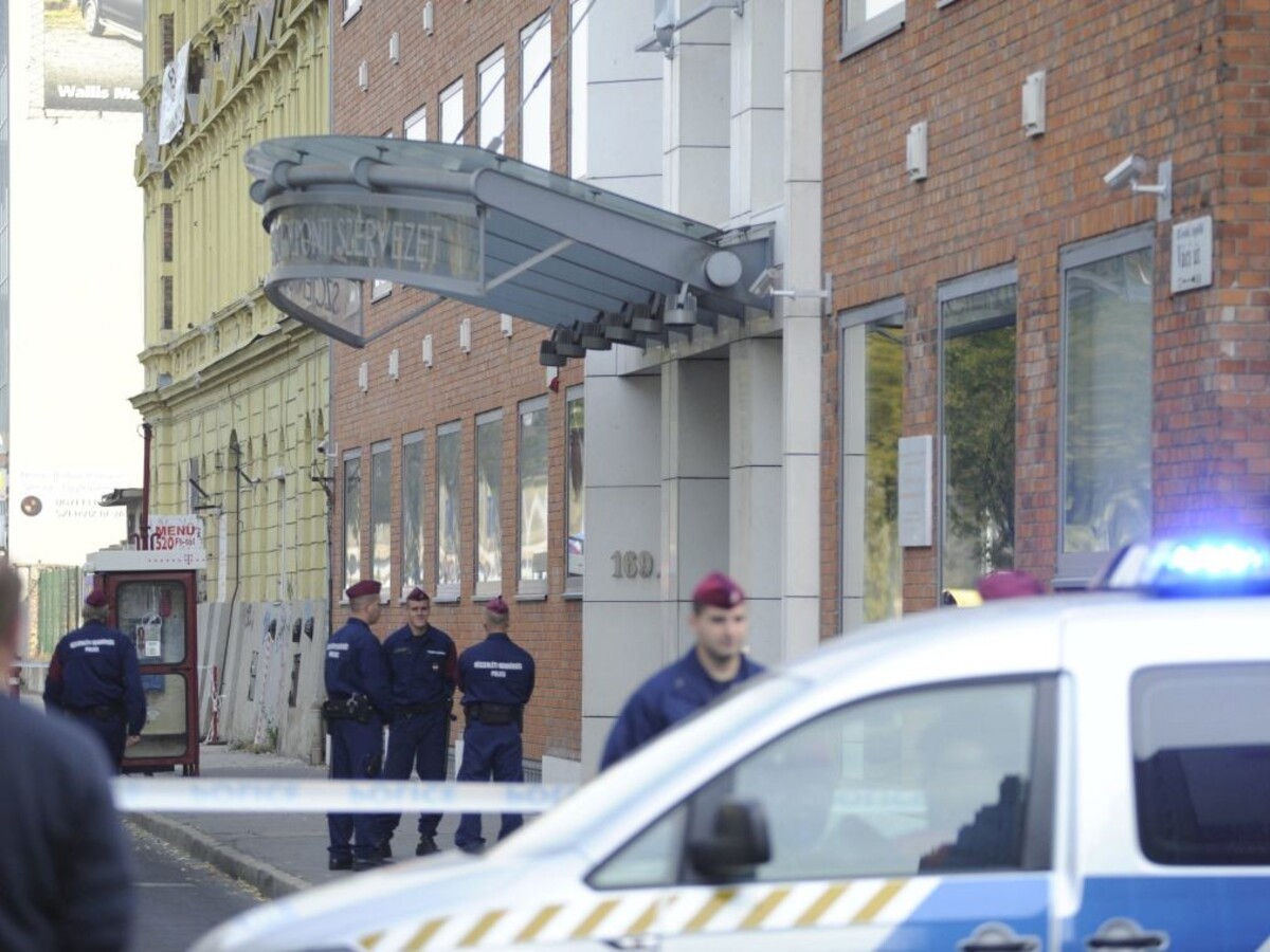 Maďarská polícia zadržala Slováka. Prevážal 18 migrantov