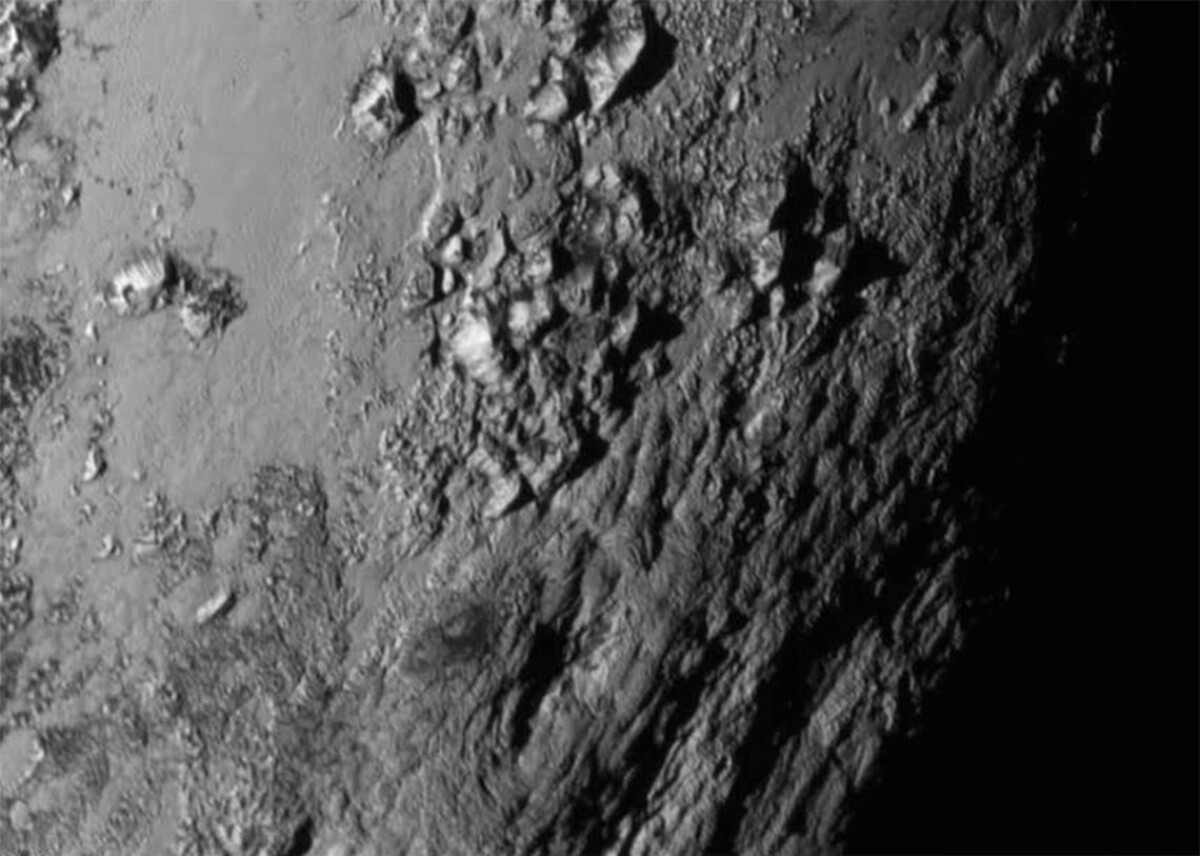 Na snímke NASA, zhotovenou sondou New Horizons,  je povrch planéty Pluto v okolí rovníka.