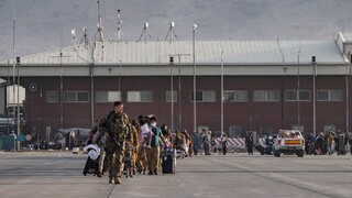 Evakuovaných Afgancov, ktorí neprešli úvodnými previerkami, prijme Kosovo