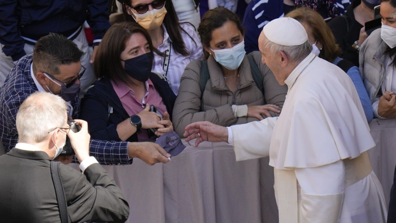 Nezostaňte doma. Biskupi povzbudili k registrácii tých, ktorí za pápežom prísť môžu