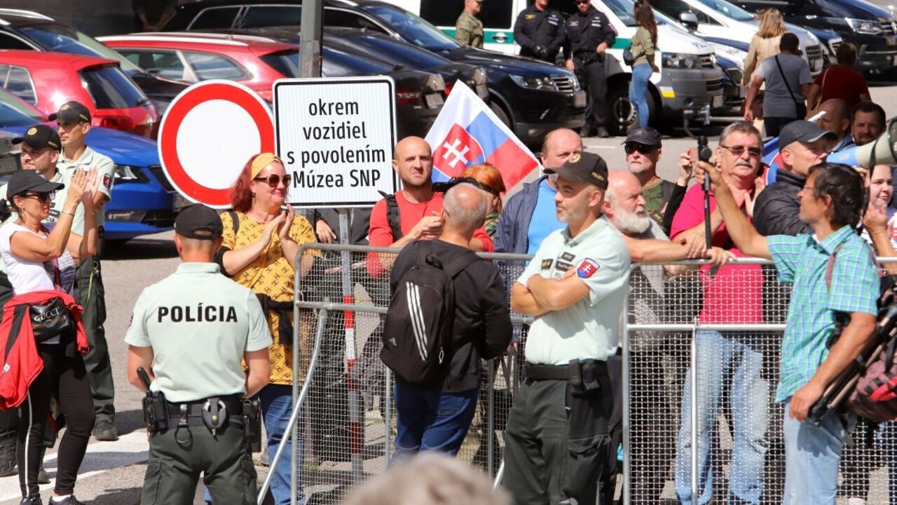 Oslavy výročia SNP narušili demonštranti. Počas prejavov sa ozývalo pískanie a hukot