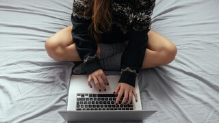 Celodennou prácou z postele alebo gauča môžete prísť o chrbát aj zuby