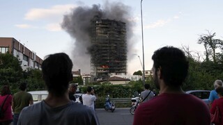 Výškovú budovu v Miláne zachvátil požiar. V ohrození boli desiatky rodín