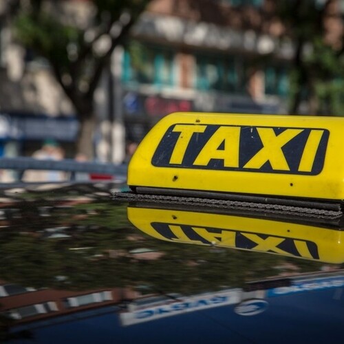 Taxikár povolenú rýchlosť prekročil dvojnásobne, policajti mu zadržali vodičák