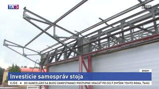 Nárast cien pocítili aj samosprávy. Opravu strechy futbalového klubu museli prerušiť