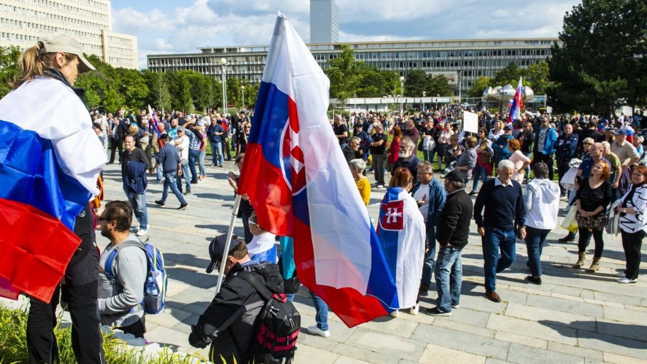 Protesty v hlavnom meste sprevádzali priestupky. Zadržali celkovo 12 ľudí