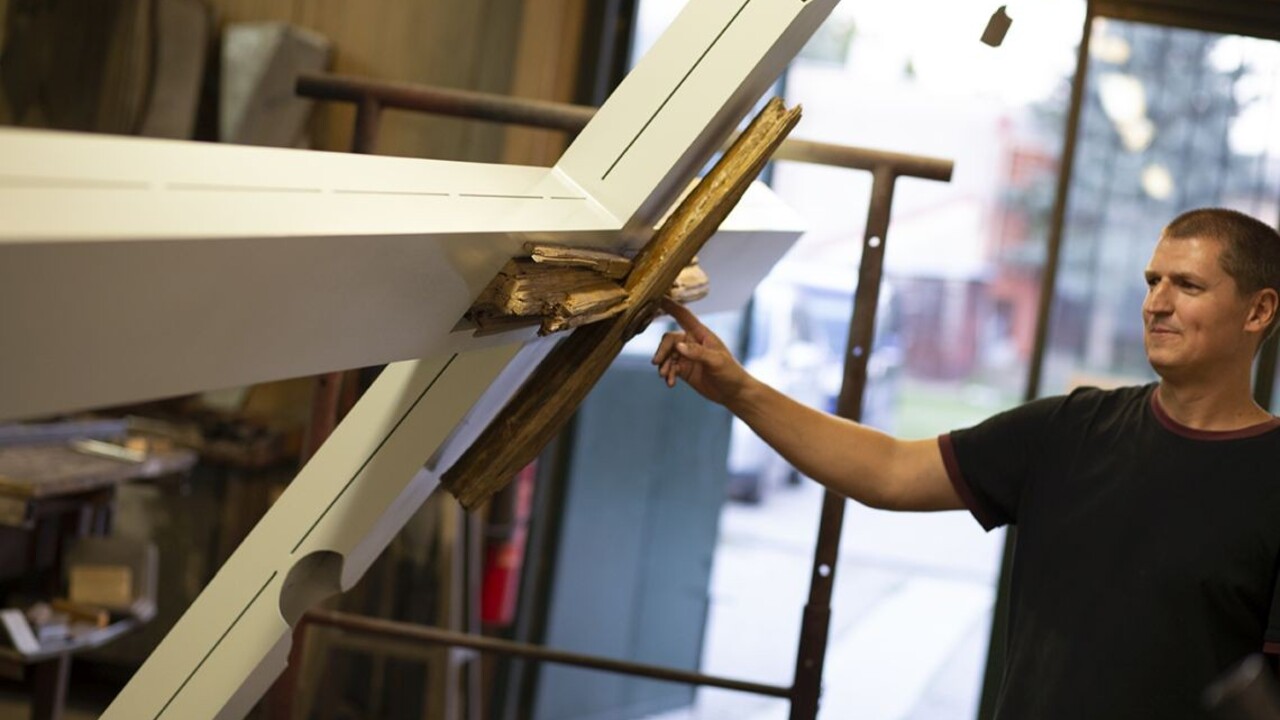 FOTO Boli sme sa pozrieť, kde vznikal kríž pre pápeža Františka. Váži 150 kilogramov