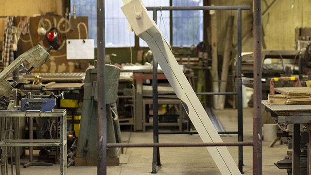 Dielňa, v ktorej vznikal kríž pre pápeža