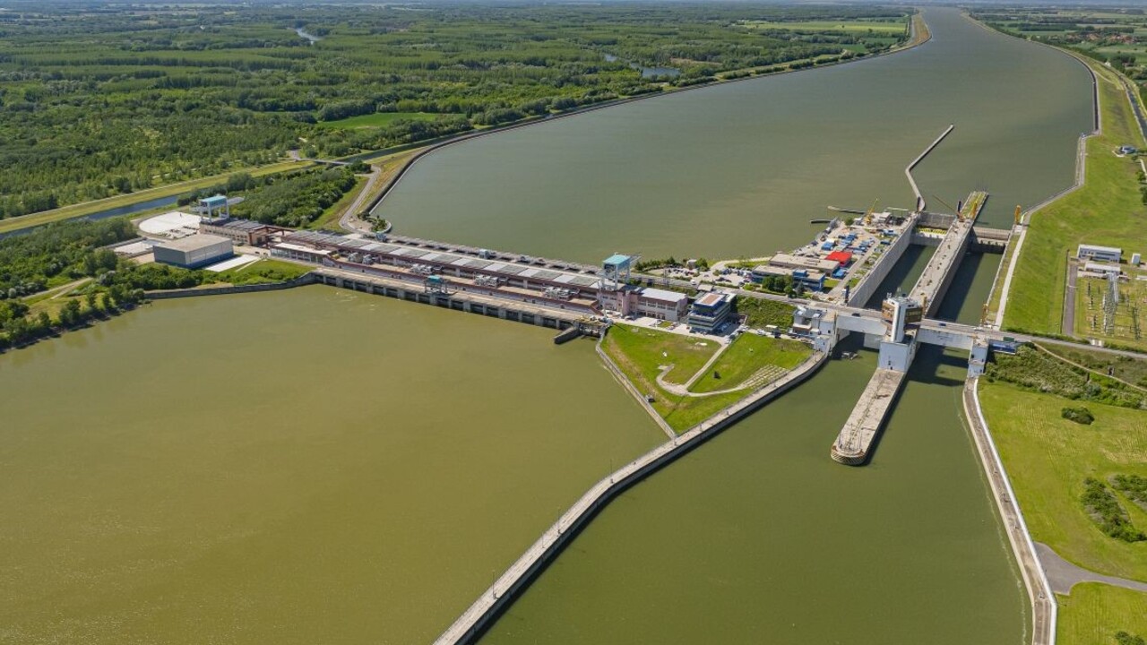 Dopravu na vodnom diele Gabčíkovo blokuje nákladná loď