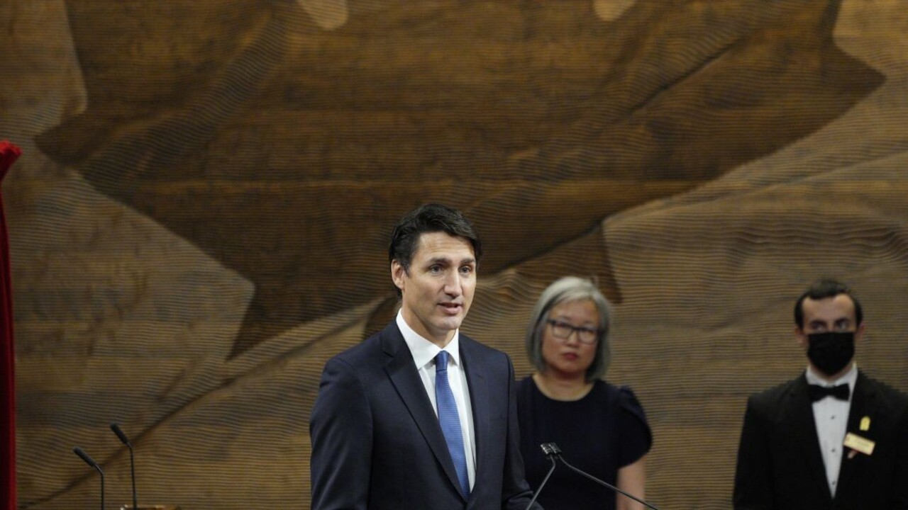 Kanadský premiér robí predvolebnú kampaň. Niekoľko ľudí po ňom hádzalo kamene