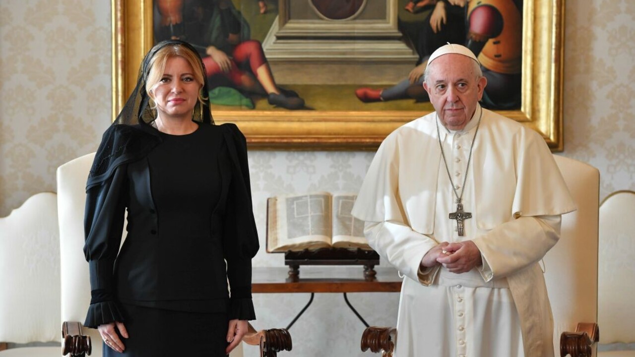 Pápeža na letisku privíta prezidentka, na uvítací ceremoniál prídu Kollár i Heger