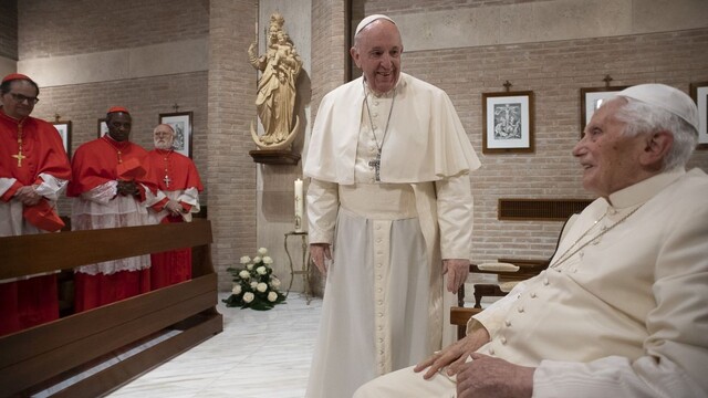 Pápež František a emeritný pápež Benedikt XVI.